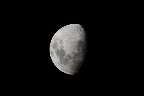 Waxing gibbous Moon against a black sky (Andrew Hughes, Unsplash)